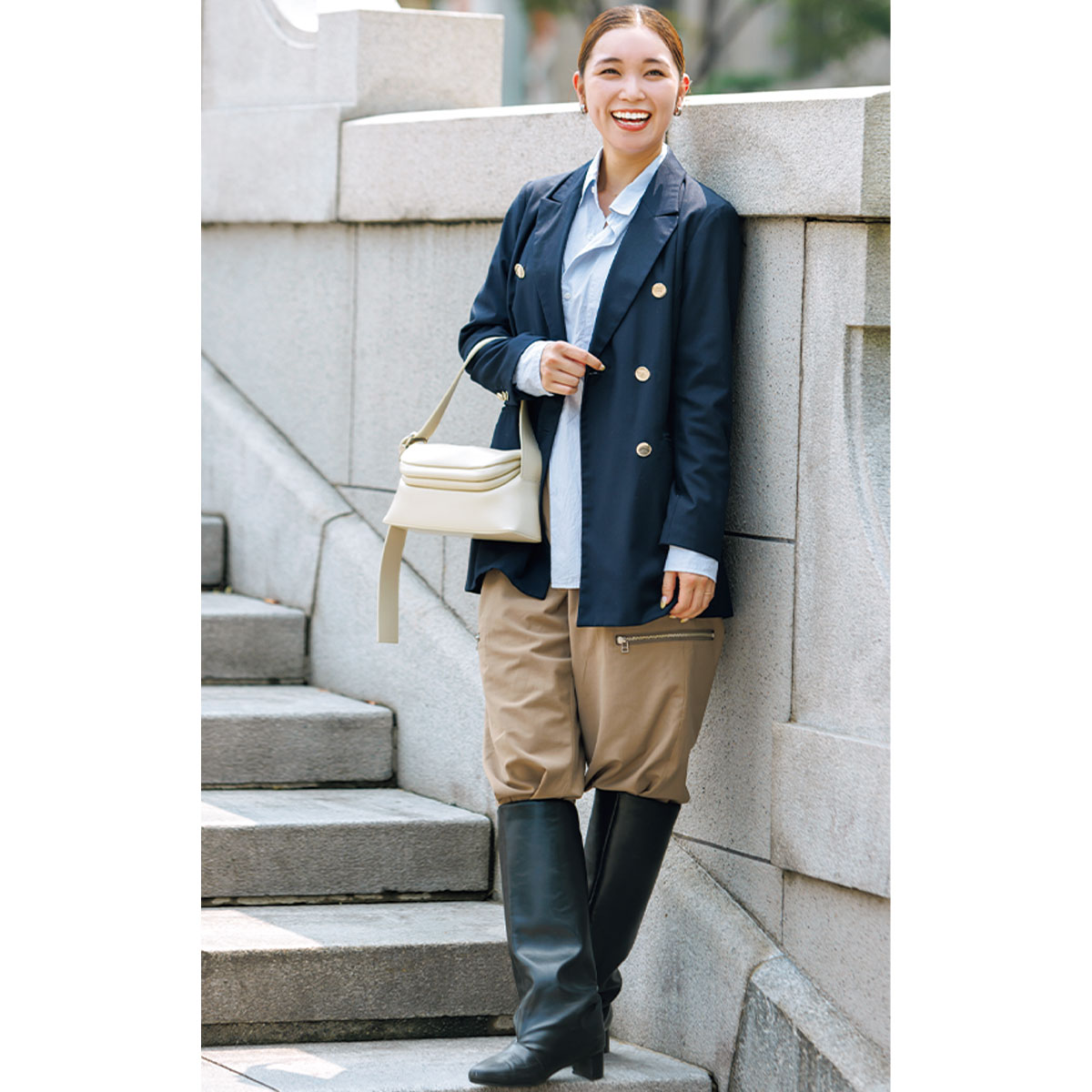 紺ブレとベージュパンツのコーデ