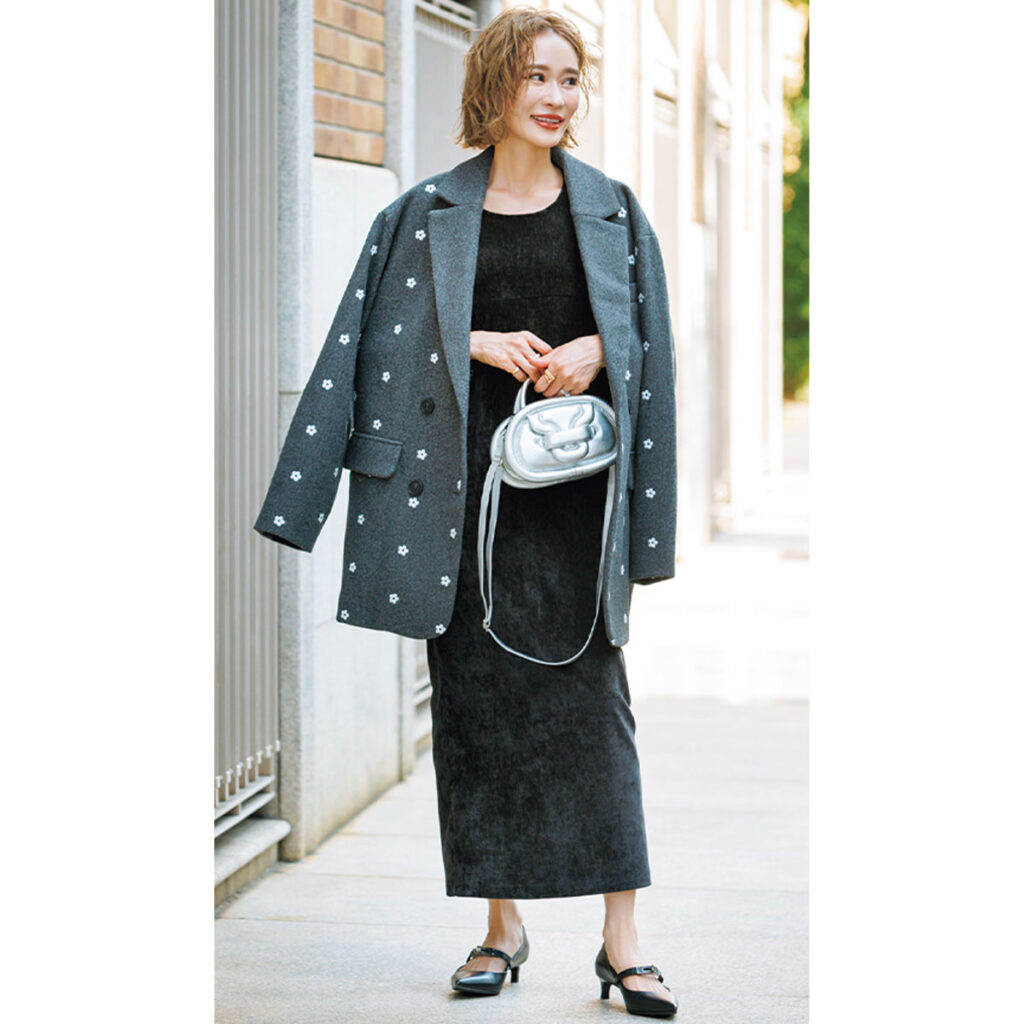 黒のベロアワンピと花柄刺繍ジャコットのコーデ