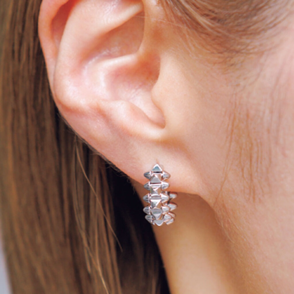 ホワイトゴールドのクラッシュピアス