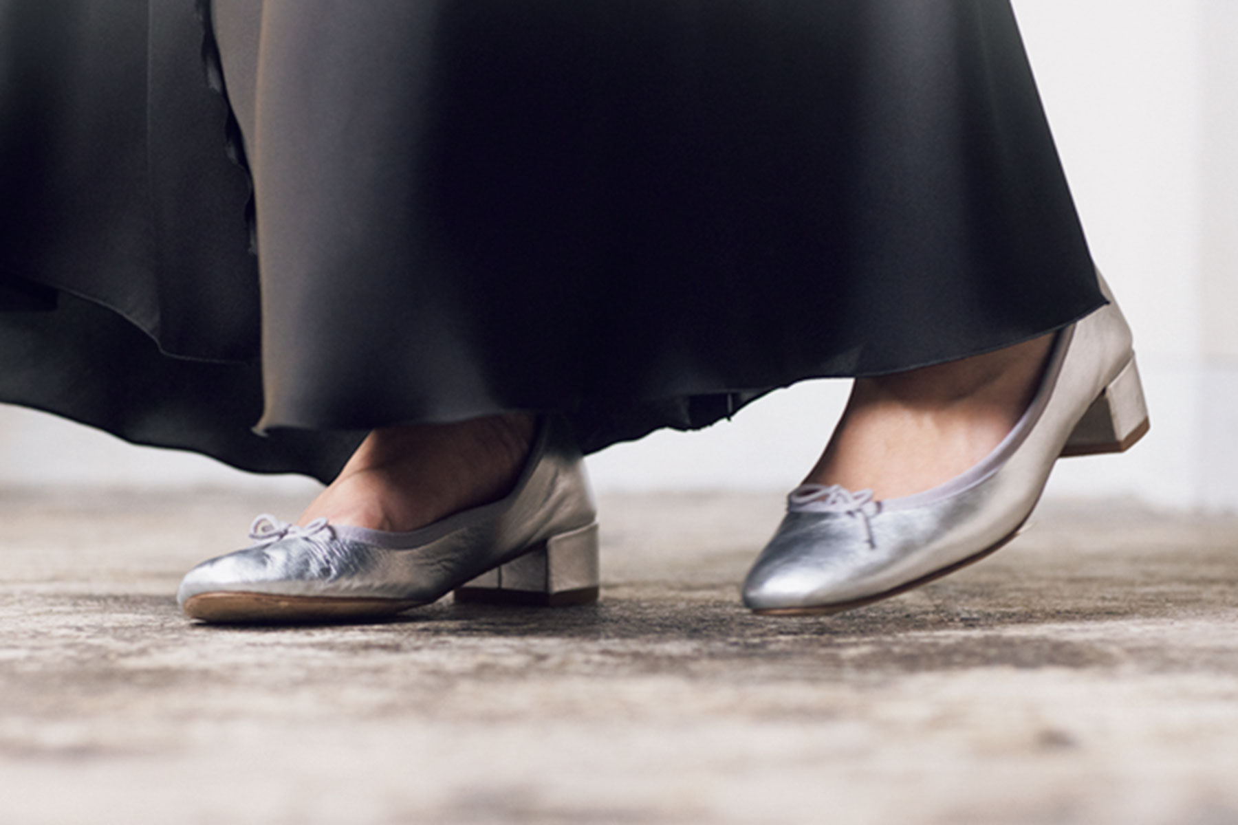 シルバーのローヒールパンプス