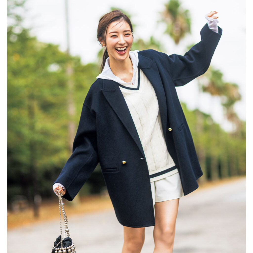 フーディカットソーとショートパンツにネイビージャコットのコーデ