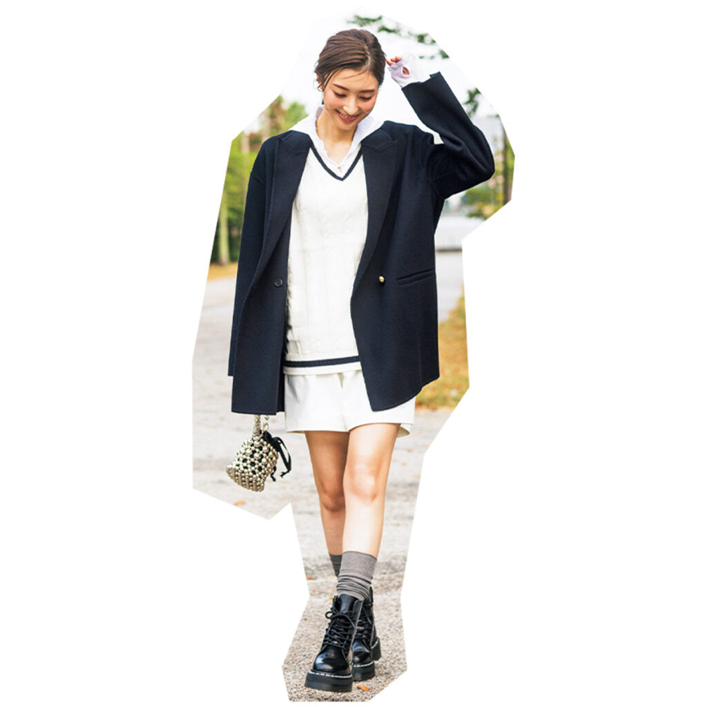 フーディカットソーとショートパンツにネイビージャコットのコーデ