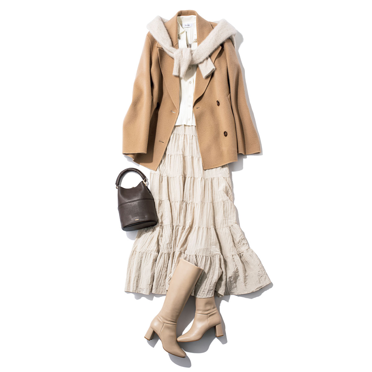 甘めスカートとジャコットのベージュワントーンコーデ