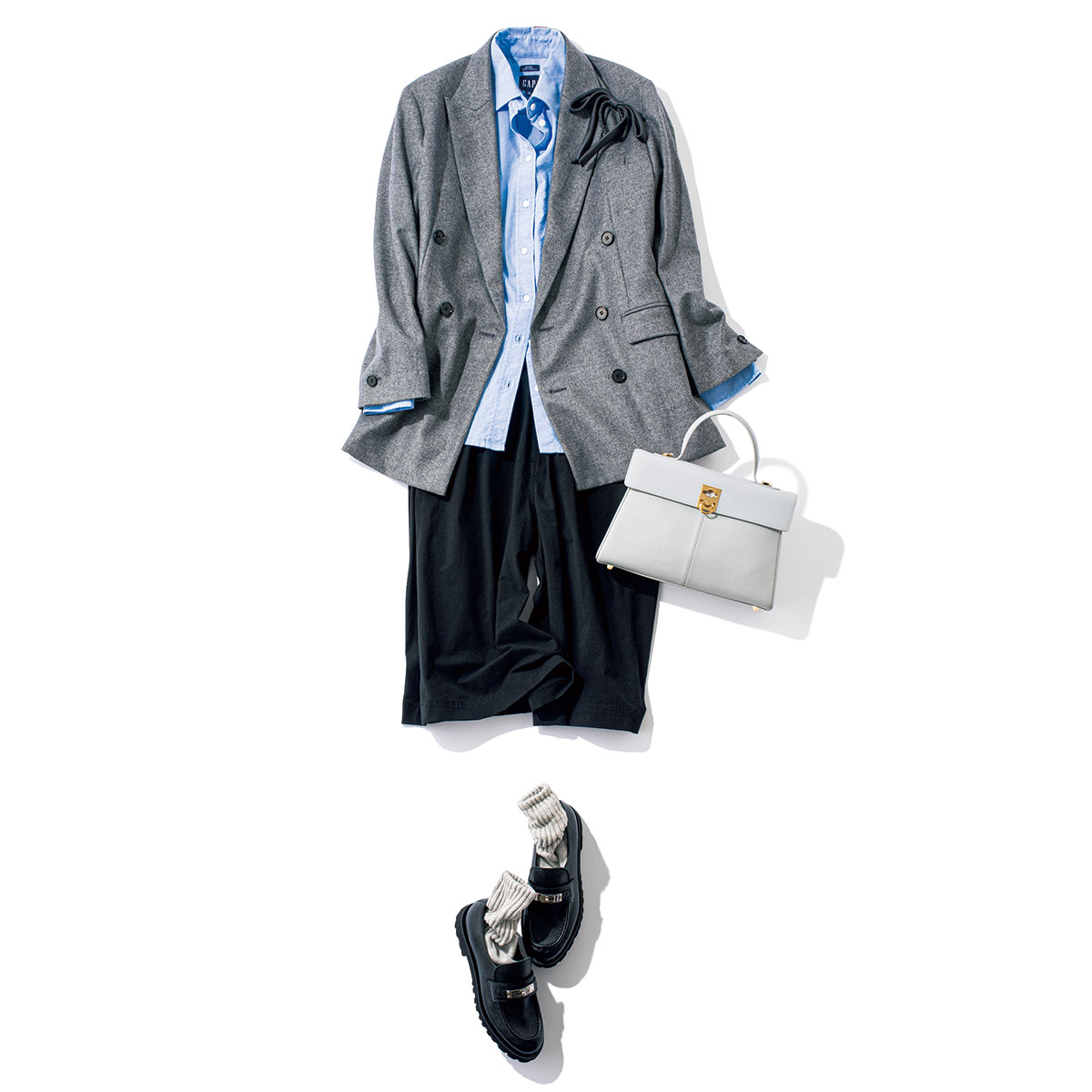 ブルーシャツとグレージャコットのコーデ