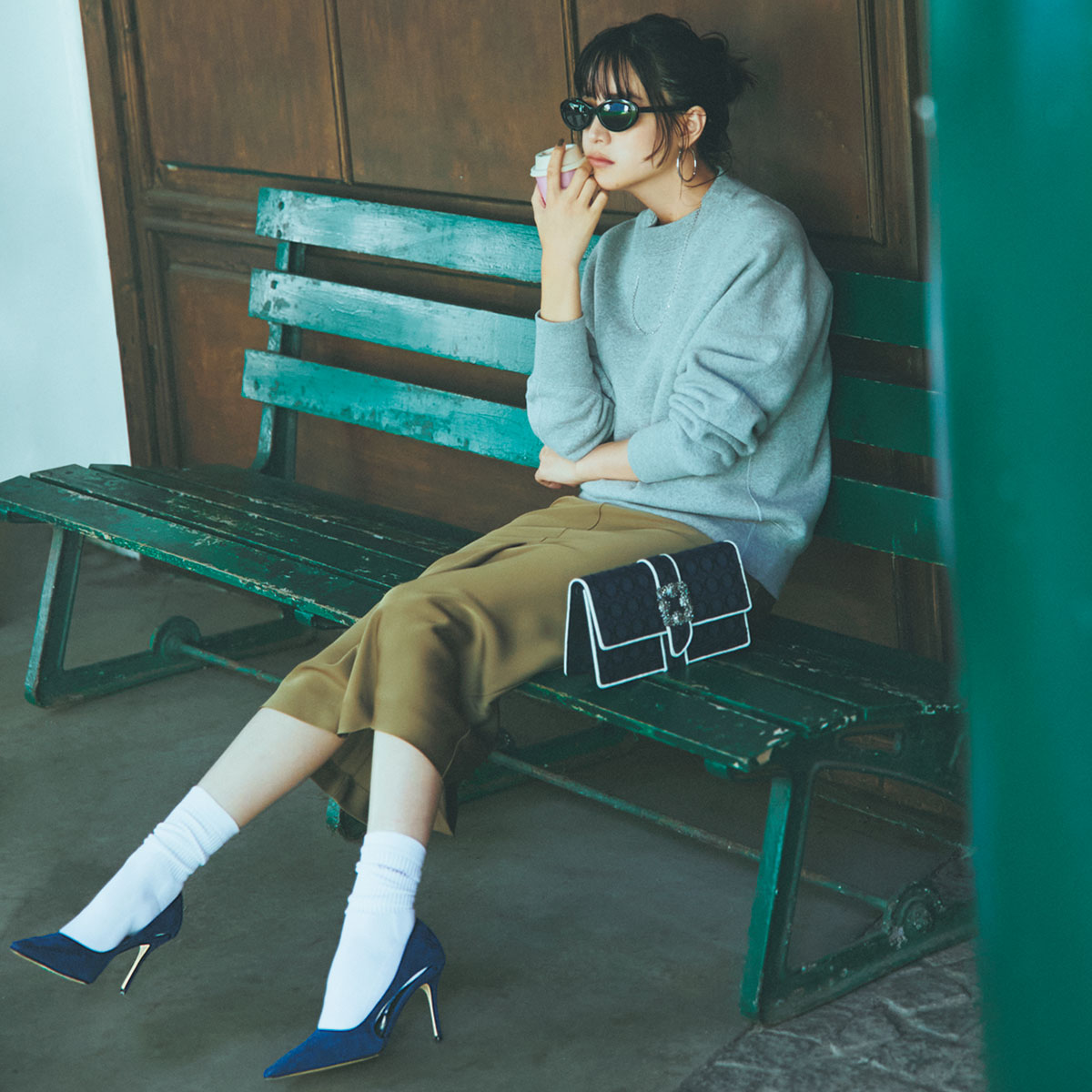 スウェットにパンプスのキレイめラフスタイル