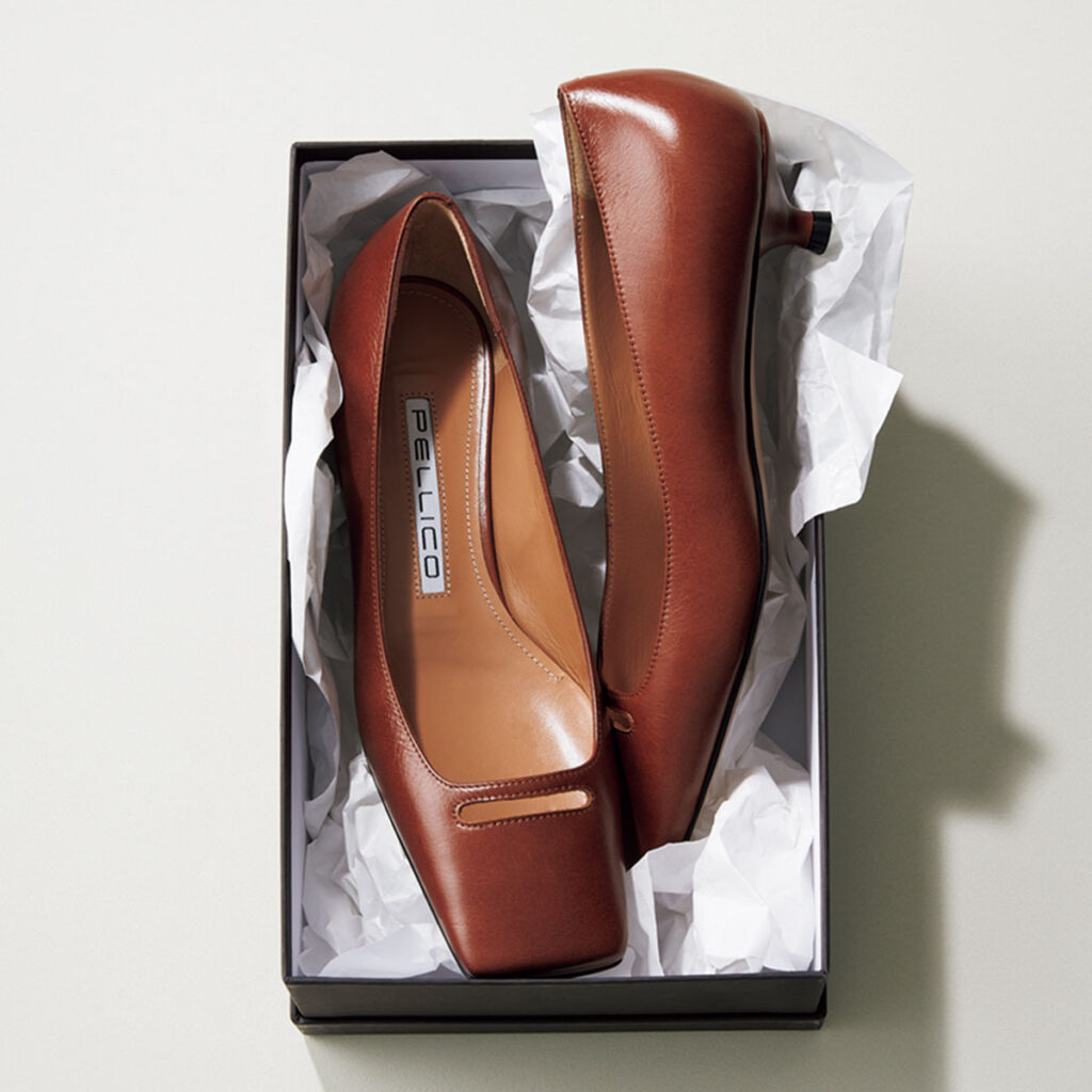 PELLICOのスクエアトゥパンプス