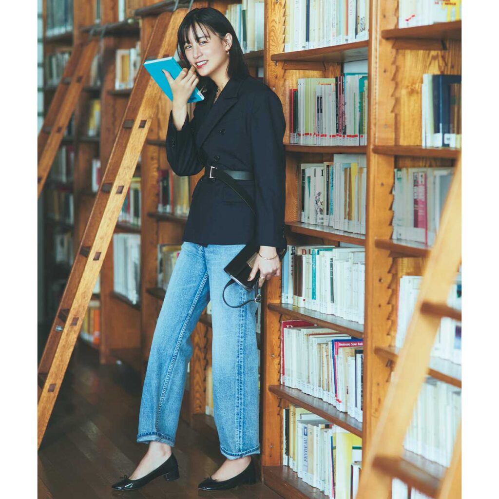 ジャケットとデニムにレペットのヒールバレエシューズのコーデ