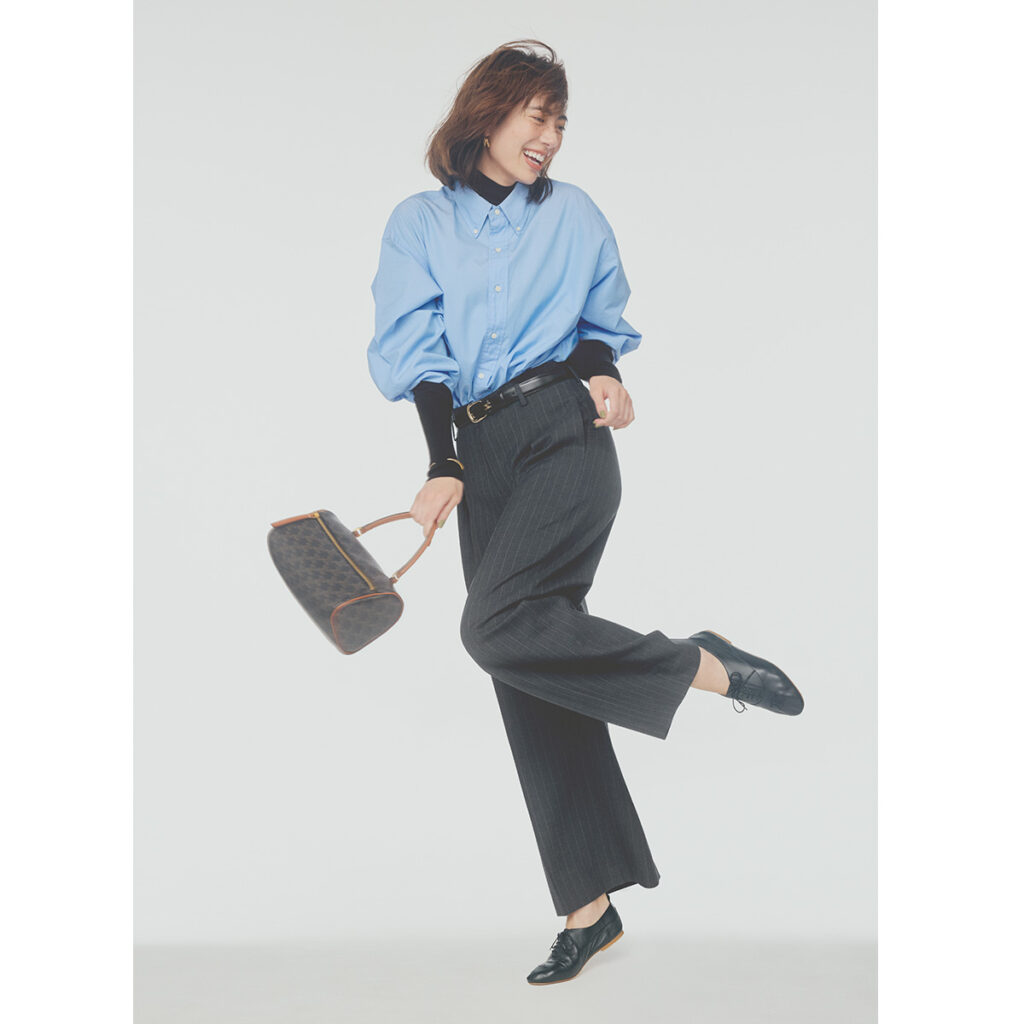 ブルーシャツとスラックスにレースアップシューズのコーデ