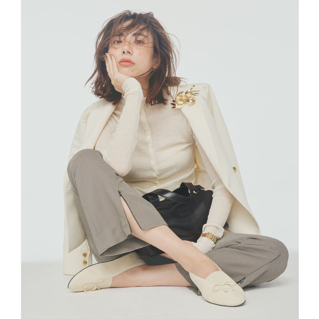 マニッシュなジャケパンとバレエシューズのホワイトコーデ