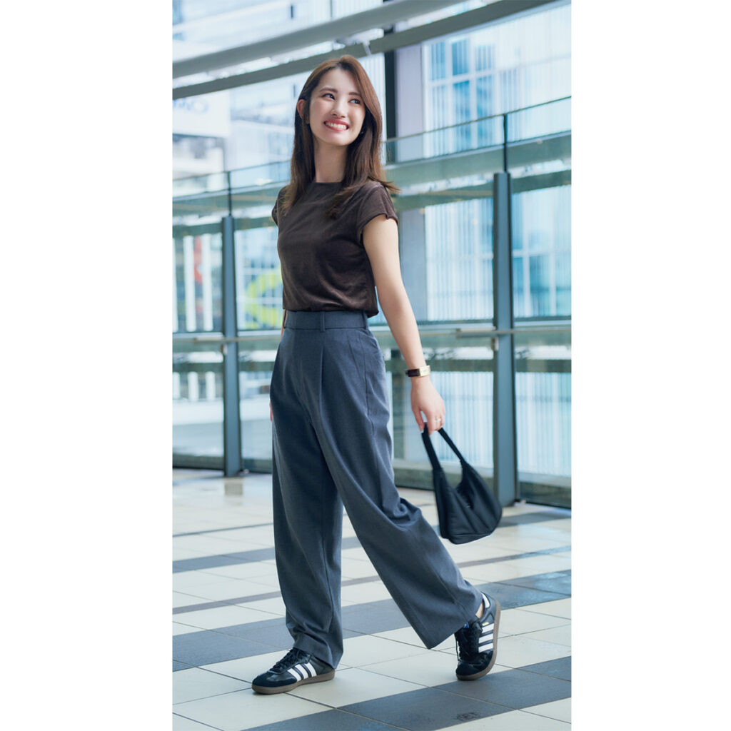 Tシャツとスラックスにスニーカーのコーデ