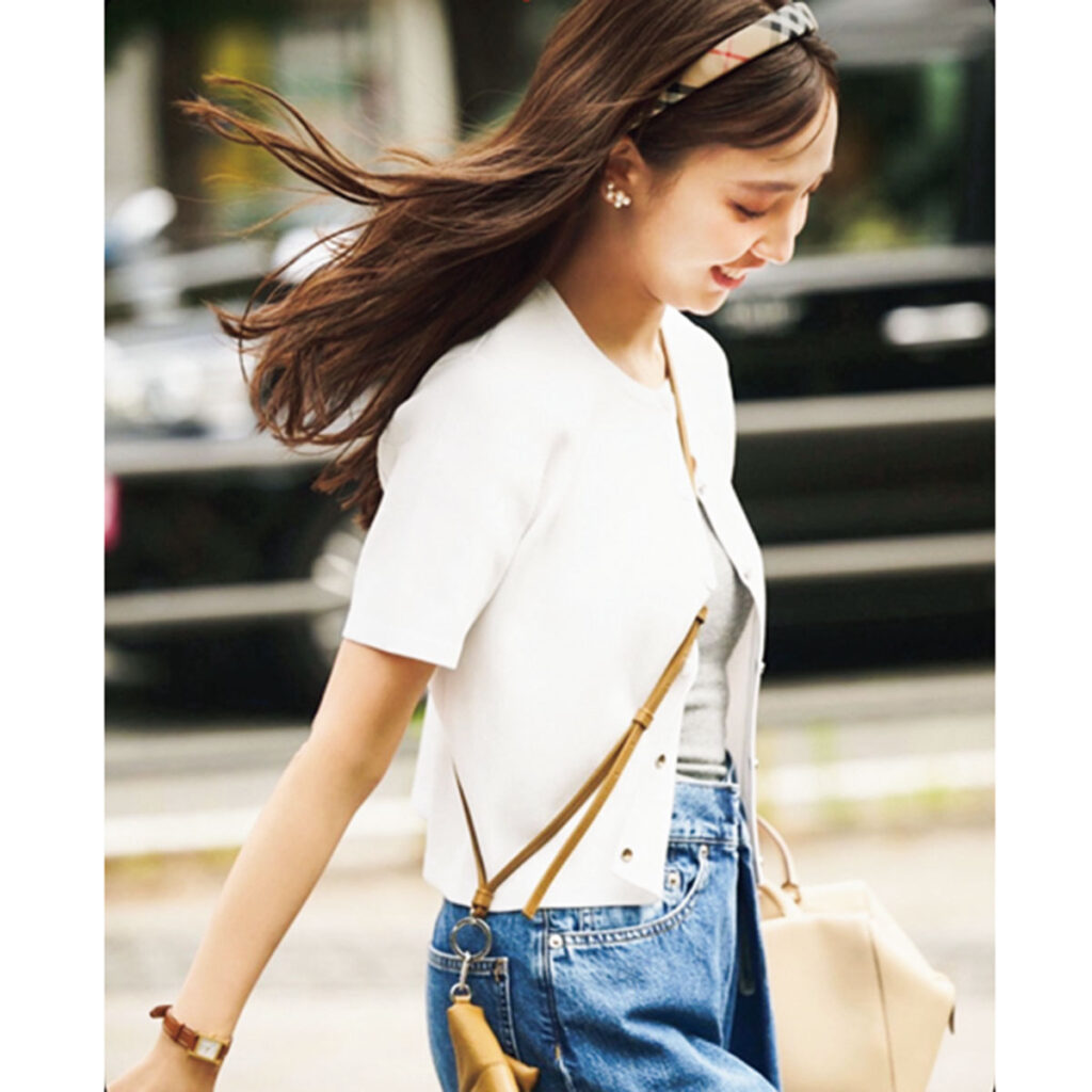 明るめヘアカラーにカチューシャ