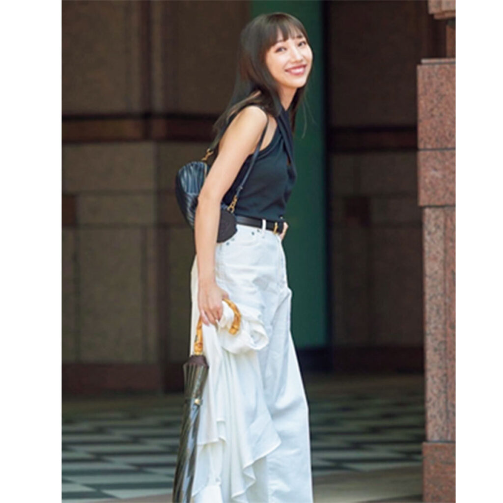 黒タンクに白のフレアスカートのコーデ