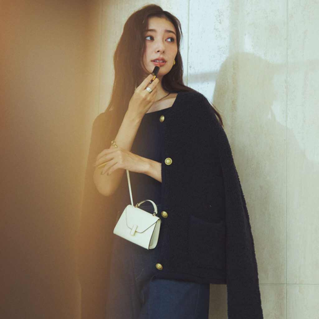 ネイビートップスにカーディガン