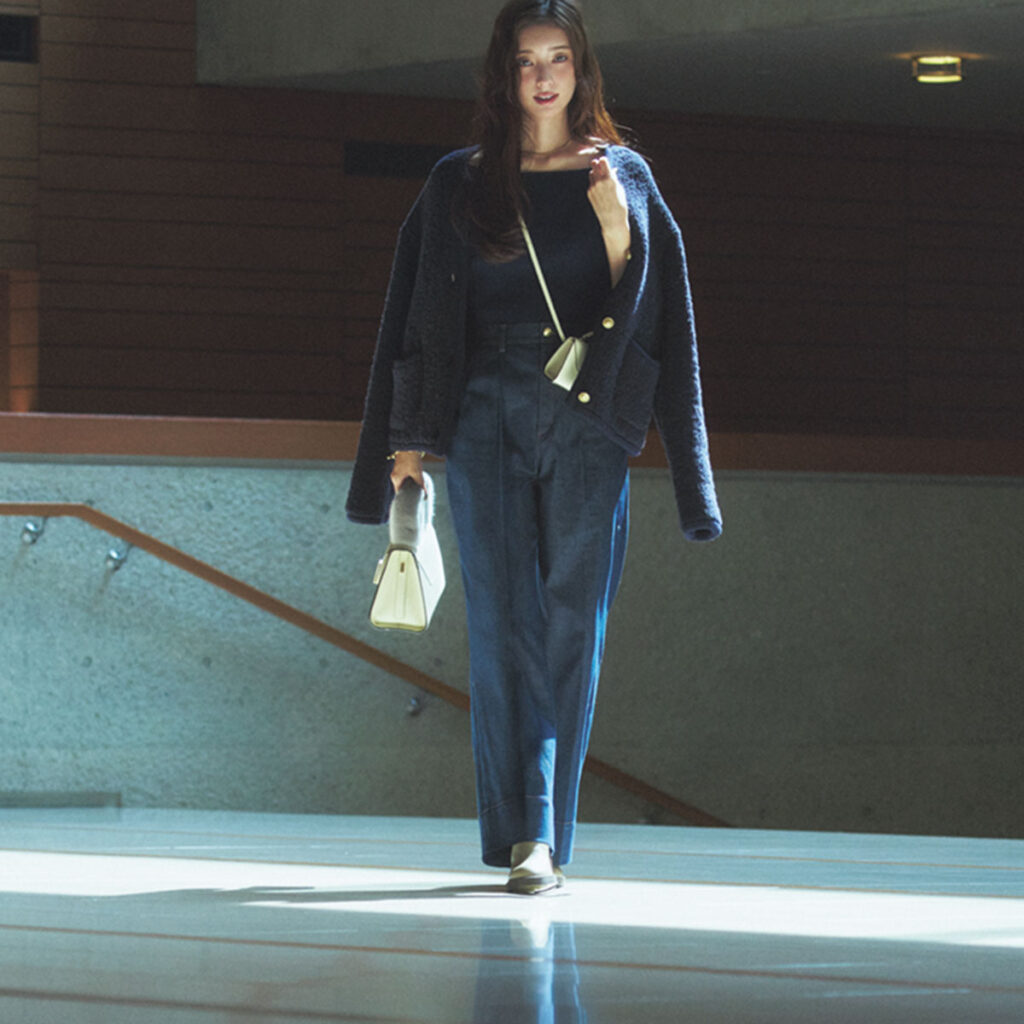 ネイビーのワントーンコーデ