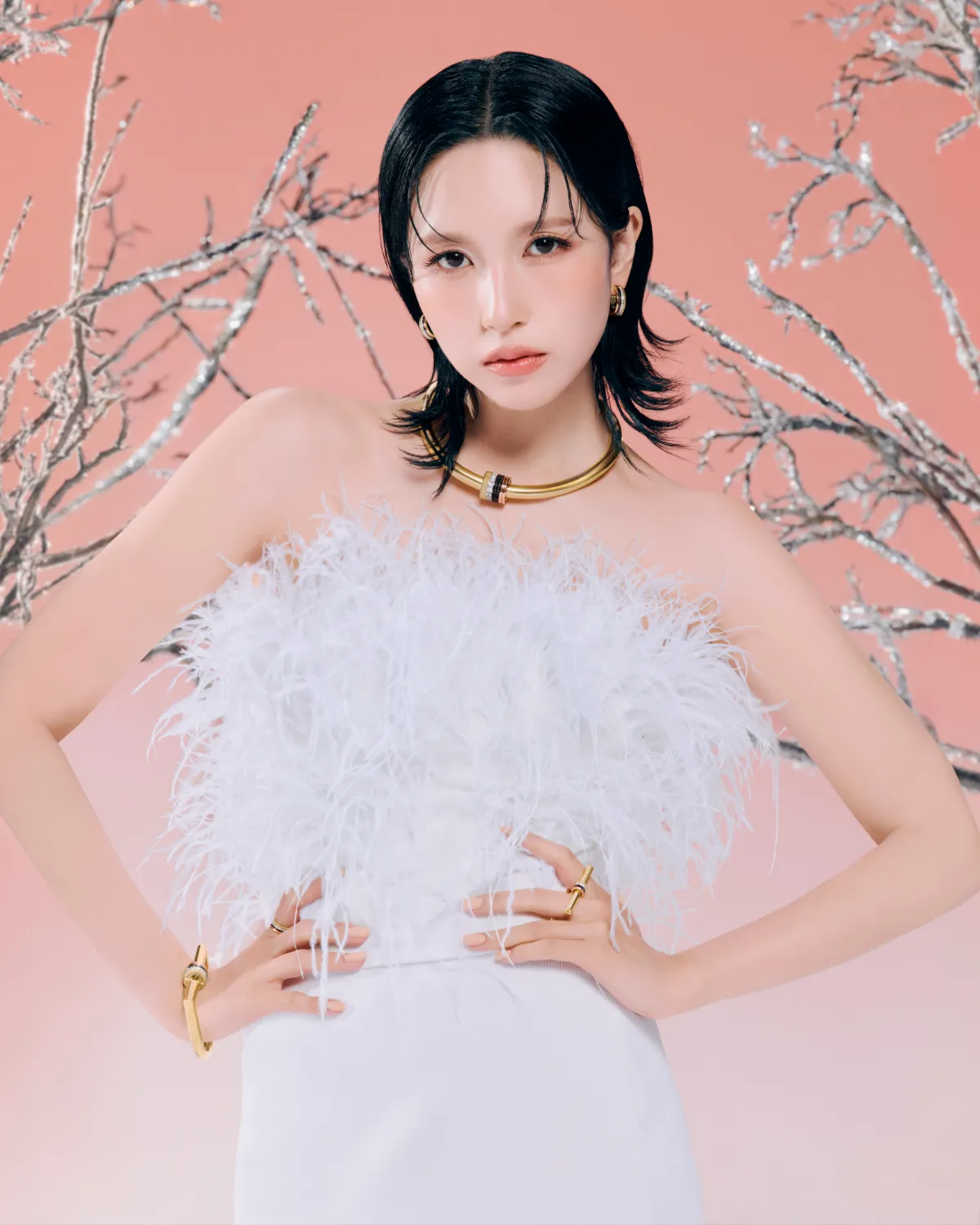 TWICEのMINAさんがブシュロンの「キャトル」ネックレスやリング、ブレスレットをつけている様子。