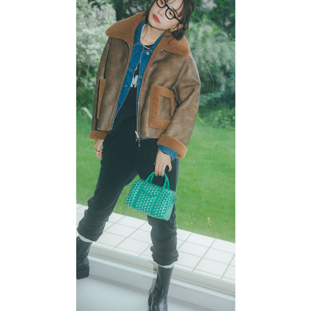 フェイクムートンコートとスウェットパンツのシティライクコーデ