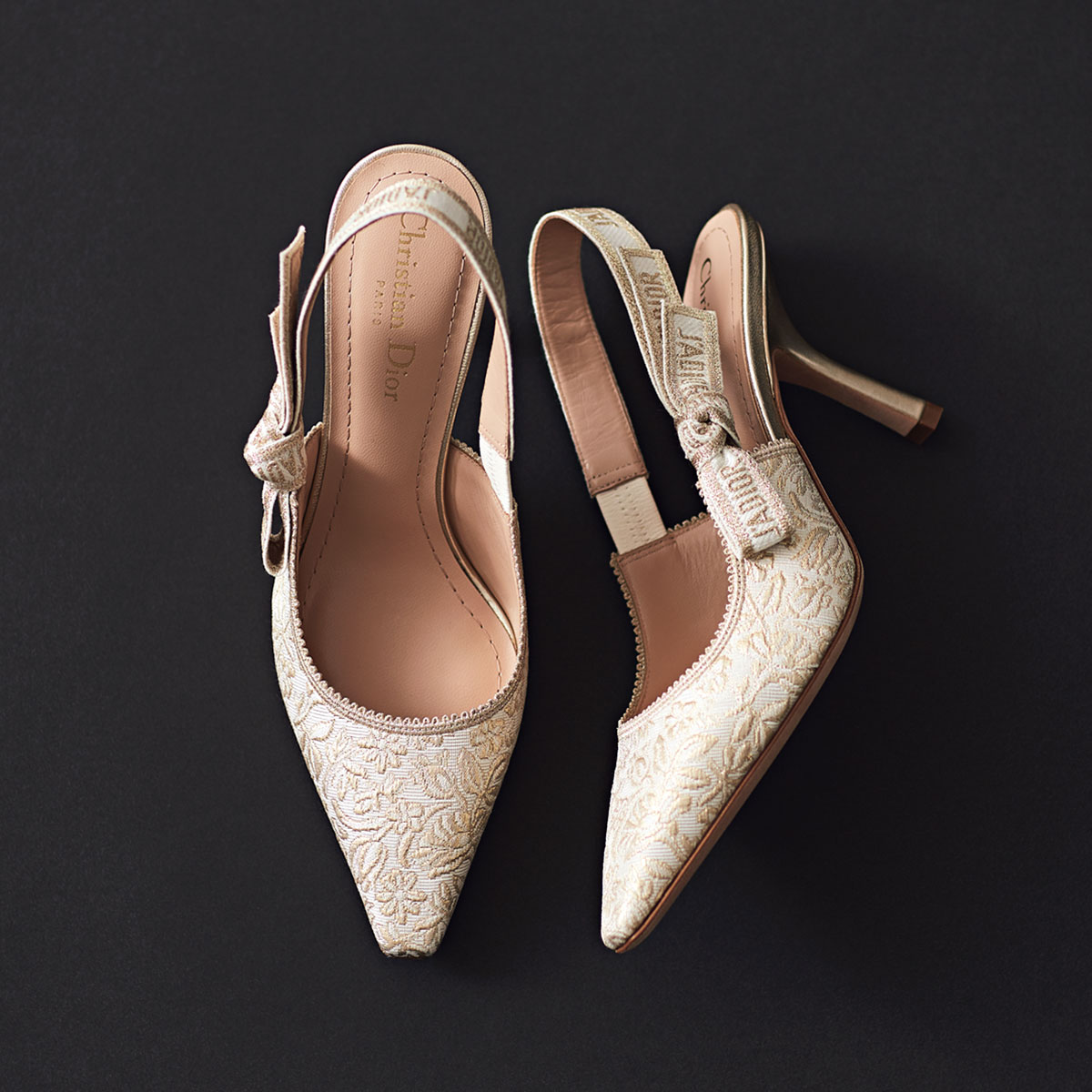 ディオールのジャガード素材パンプス