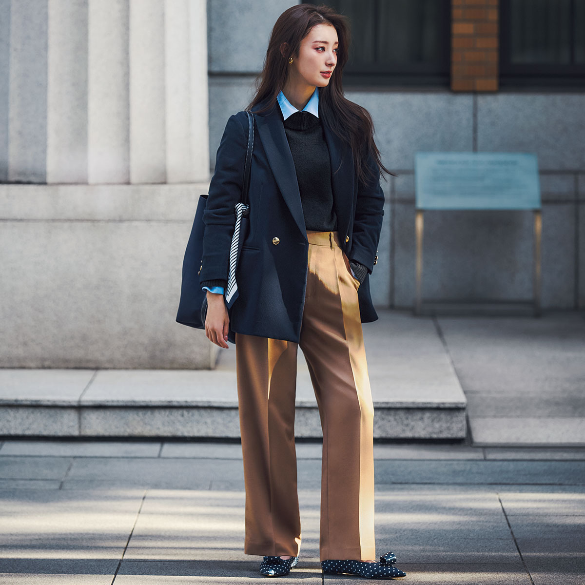 コーデュロイジャケットとセミワイドパンツのコーデ