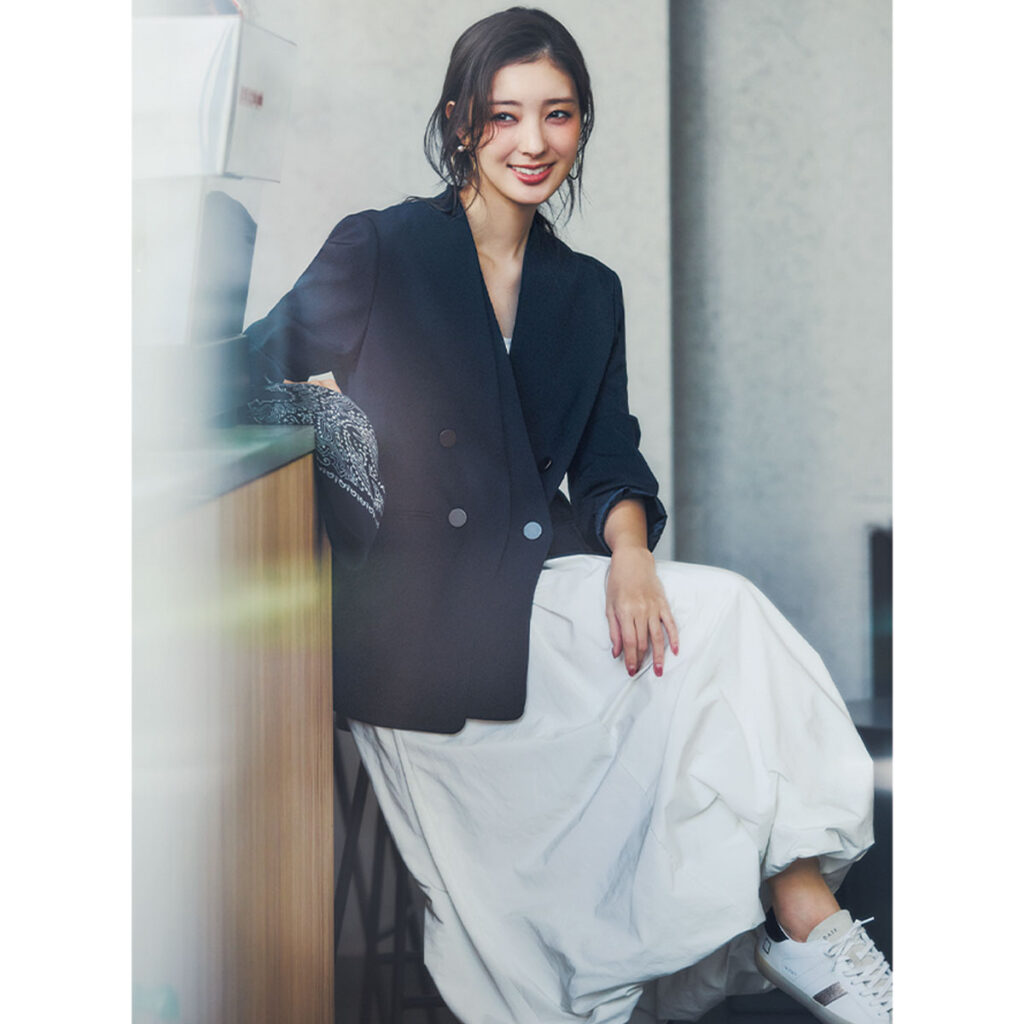 ジャケットにバルーンスカートのコーデ