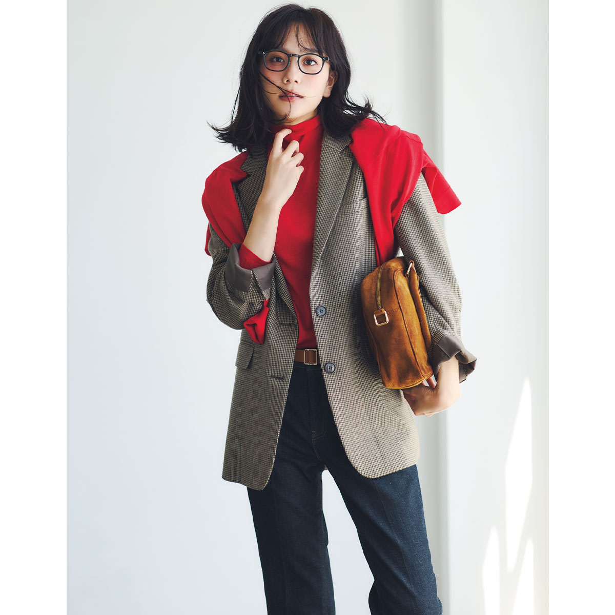 赤ニットとデニムにブラウンチェック柄ジャケットのトラッドコーデ