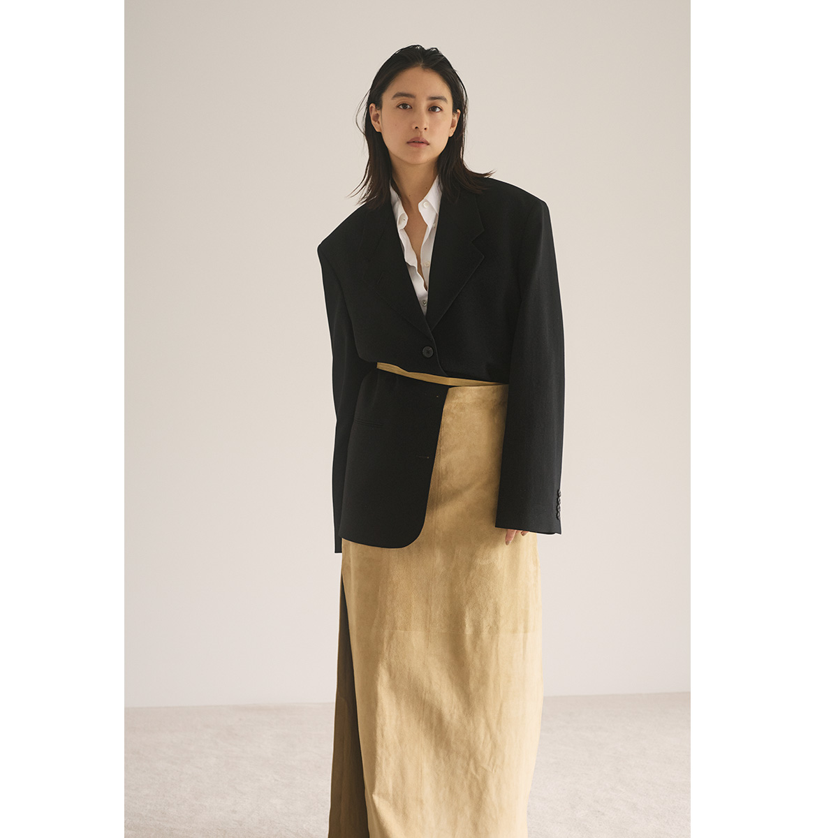 コットンシャツとスエード素材のラップスカートにオーバーサイズジャケットのコーデ