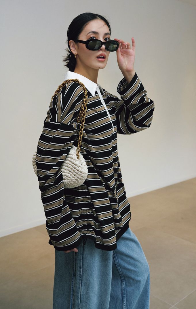 ビッグシルエットのラガーシャツにゆるデニム合わせのメンズライクなスタイルには、小物使いが肝。チェーンバッグやサングラスでリッチに盛って、ゆるさの中に女っぽさを。ボーダーのピッチが細いところもレディに着られるポイントです。ラガーシャツはユー バイ スピック&スパン、パンツはサードマガジン、バッグはノアム ハザンのもの。