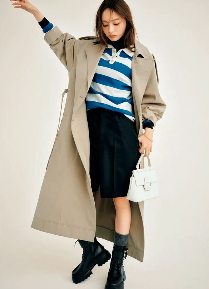 ニット素材のラガーシャツはほんのりキレイめに着られそう。トラッドアイテム同士、もちろんトレンチコートとも好相性。ビッグコートの下にはハーフ丈ボトムがバランス良く似合います。ラガーニットはザ シンゾーン、ハーフパンツはアンスクリア、タートルニットと靴下はスローン、コートはサクラ、バッグとブーツはロジェ ヴィヴィエのもの。