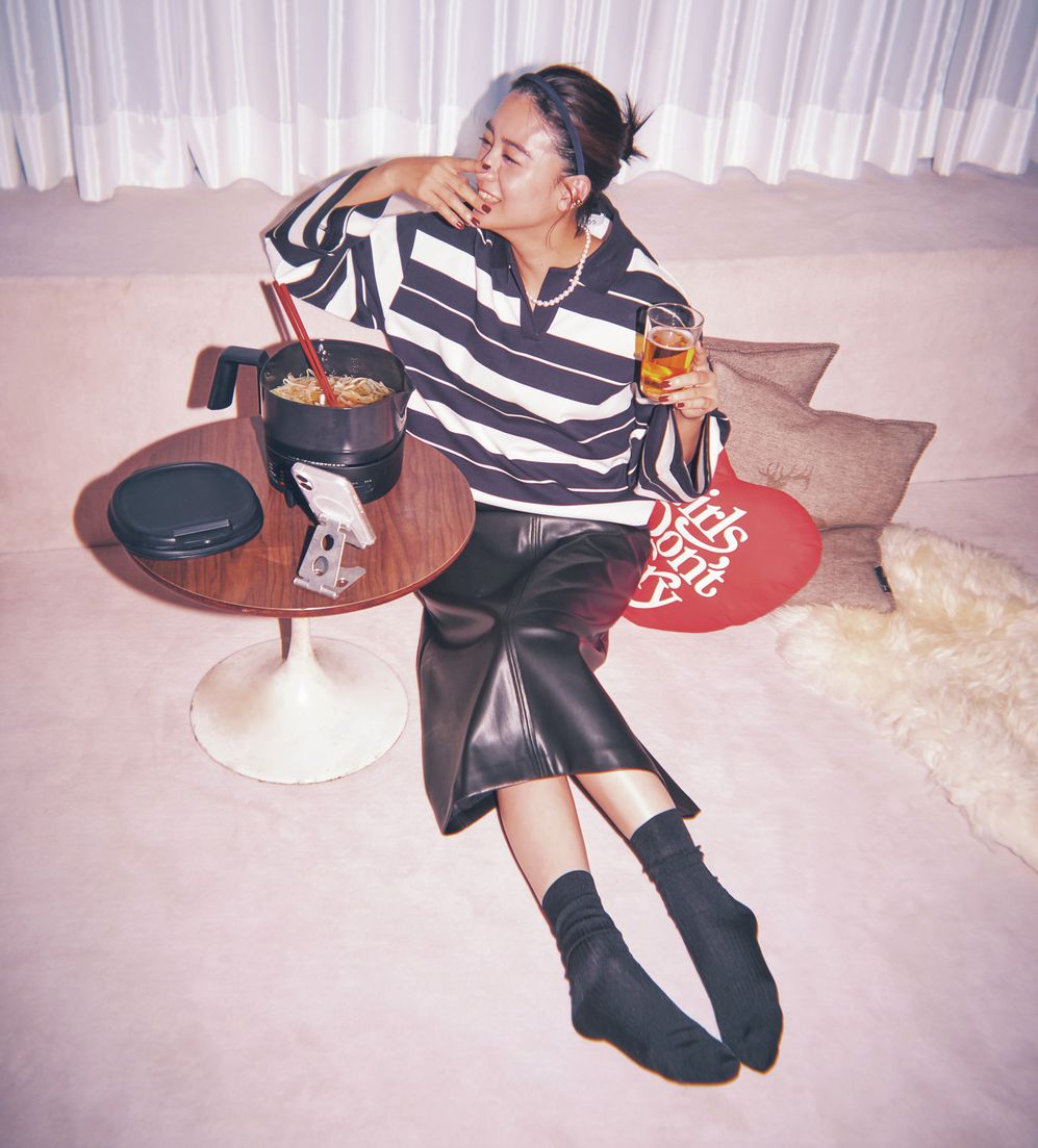 白とネイビーで上品な配色のラガーシャツは初心者にも取り入れやすそう。ピッチが細かいところもキレイ見えします。タイトスカートと合わせて、パールやカチューシャで盛れば、大人っぽくまとまります。ラガーシャツはCOS、スカートはストラ、ソックスは靴下屋、カチューシャはアレクサンドル ドゥ パリのもの。