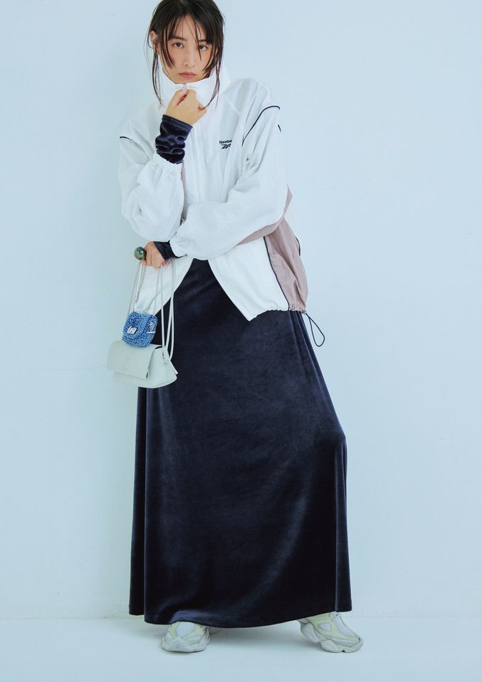 撮影／渡辺謙太郎 ドレッシーなベロアワンピースにシャカシャカブルゾンという対極なアイテムを組み合わせた新鮮なスタイル。うっすら透け感のあるシアーホワイトを選ぶと、インナーと程よく調和してうまくいきます。ブルゾンはリーボック×アルページュストーリー、ワンピースはザ シンゾーン、バッグはイアクッチ、ワイヤーバッグはアンテプリマ、靴はニューバランスのもの。