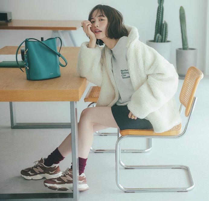 撮影／東 京佑 スニーカーにハーフパンツのスポーティスタイルが、白のモコモコブルゾンで可愛らしく。カジュアルに合わせるの好バランスです。ブルゾンはモリオリ、スウェットはビューティー&ユース、スカートはエイチ ビューティー&ユース、スニーカーはニューバランス、バッグはフルラのもの。