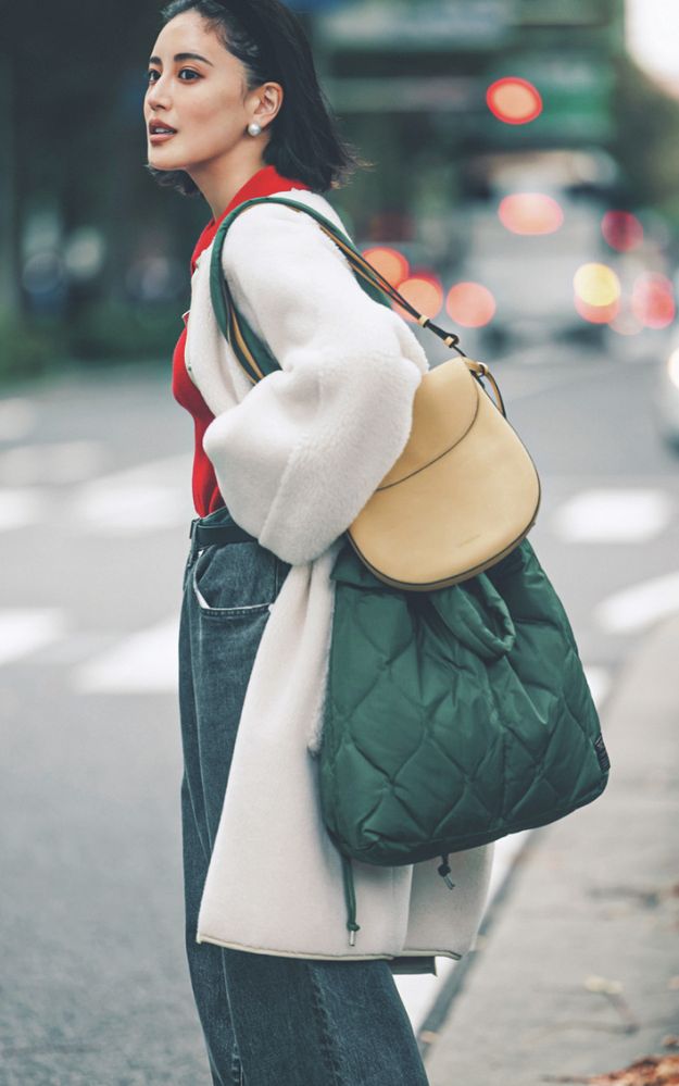 撮影／山根悠太朗（TRON） ロング丈のボアコートは存在感たっぷり。ワンツーコーデに羽織るだけでコーディネートが完成します。ボアの分量が多く華やかなので、ボトムはデニムなどカジュアルパンツがお似合い。ボアコートはハウス オブ ロータス、ニットはエーケー ワン、デニムはチノ、バッグはタイオンのもの。