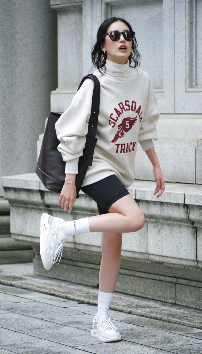 靴下もスニーカーもタートルも、白の分量を多くするとスウェットコーデも品よくクリーンに仕上がります。さりげないロゴ入り靴下を選ぶとより洗練度がアップ。靴下はルルレモン、スニーカーはデイト、スウェットはチャンピョン、レギンスはルルレモン、バッグはアンドミュークのもの。