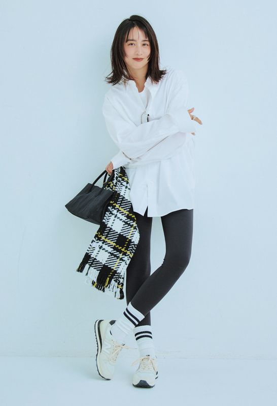 ビッグシャツにレギンスのリラックススタイルはワンツーコーデの新定番となりそう。ヒールやバレエシューズ合わせが無難ですが、靴下を挟めばスニーカー合わせもクリアできます。靴下はマルコモンド、レギンスはルルレモン、シャツはカルバン・クライン、スニーカーはニューバランス、バッグはMARY AL TERNA 、マフラーはjohn braniganのもの。