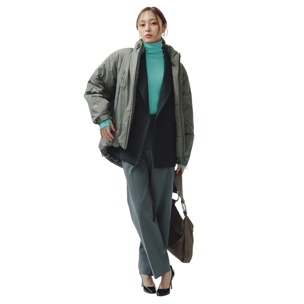 水色ニットカーキのパフジャケットのコーデ