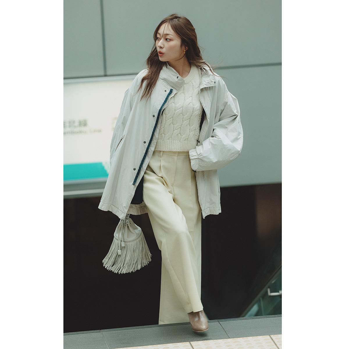 ナイロン素材のモッズコートのコーデ,ホワイトコーデ