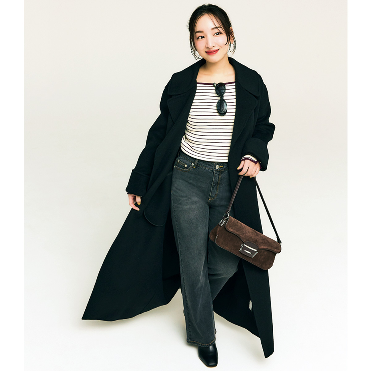 ボーダートップスとデニムにロングコートのコーデ