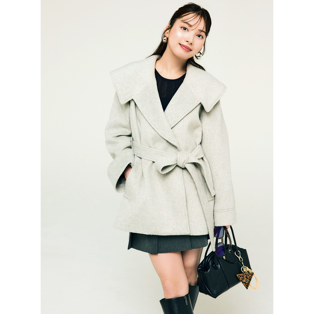 ビッグカラーのミドルコートとプリーツスカートのコーデ