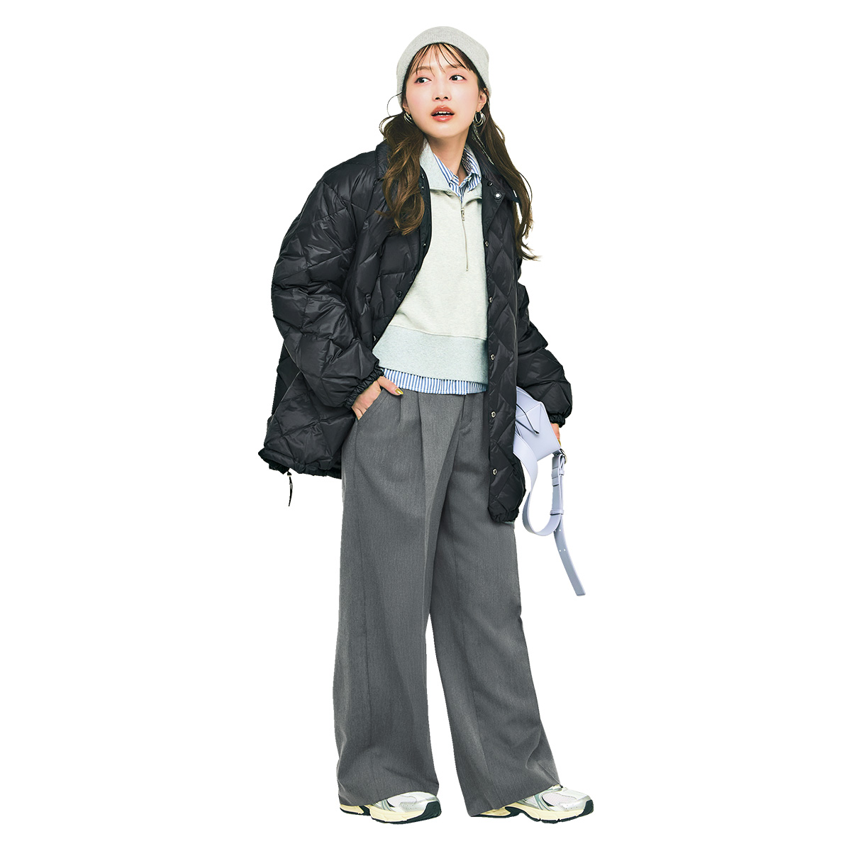 キルティング素材のオーバーサイズダウンにグレーパンツのカジュアルコーデ