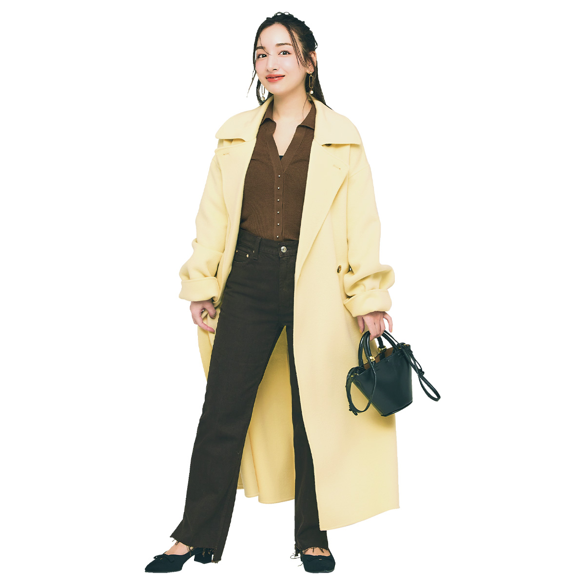 テーパードデニムとたまご色ロングコートのコーデ