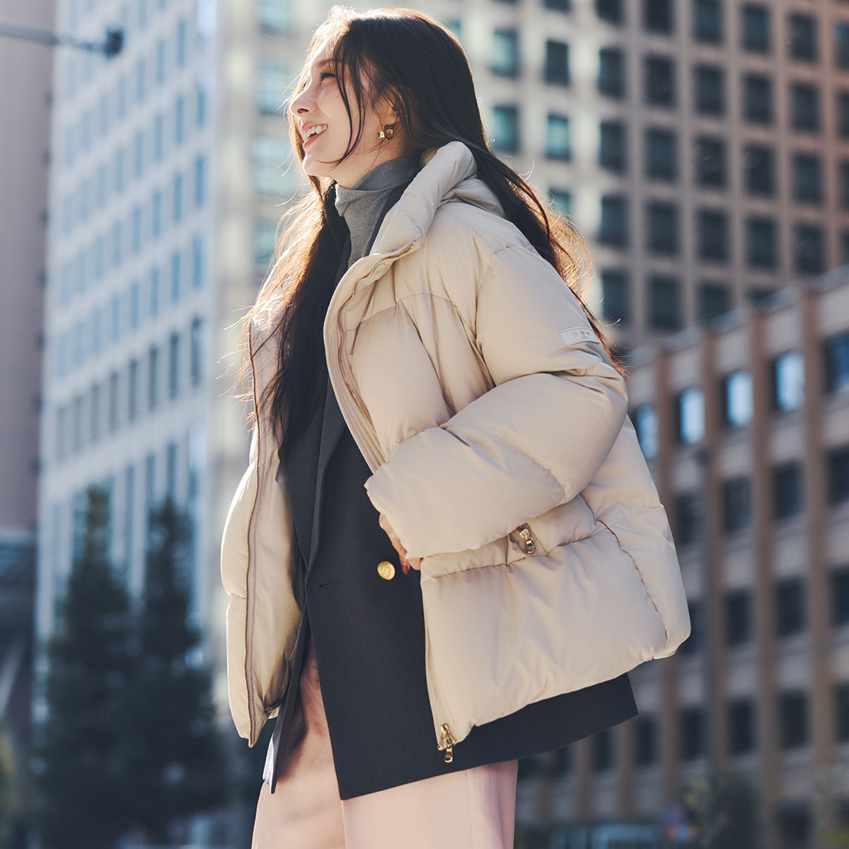 マット素材のダウンコートのコーデ