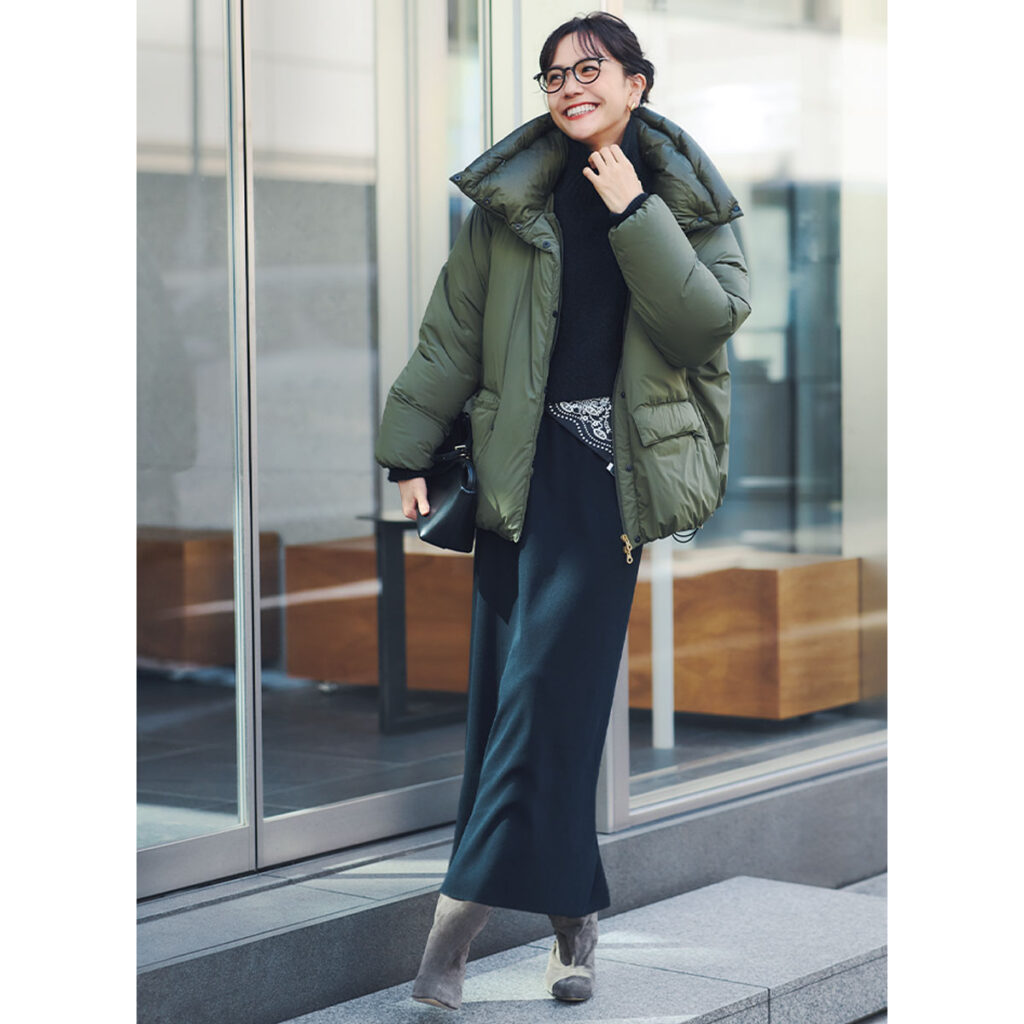 カーキのボリュームネックダウンのコーデ