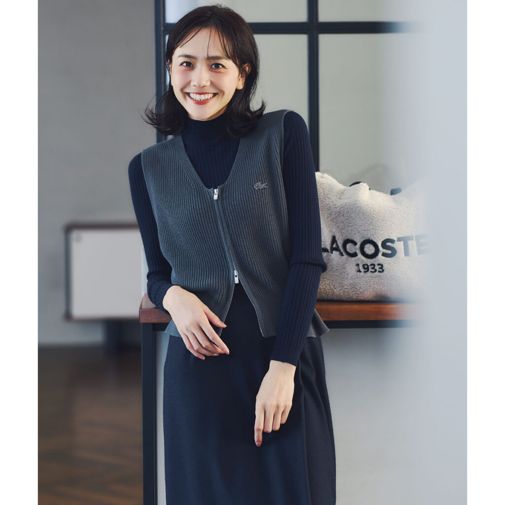 タートルネックにニットベストのレイヤードコーデ