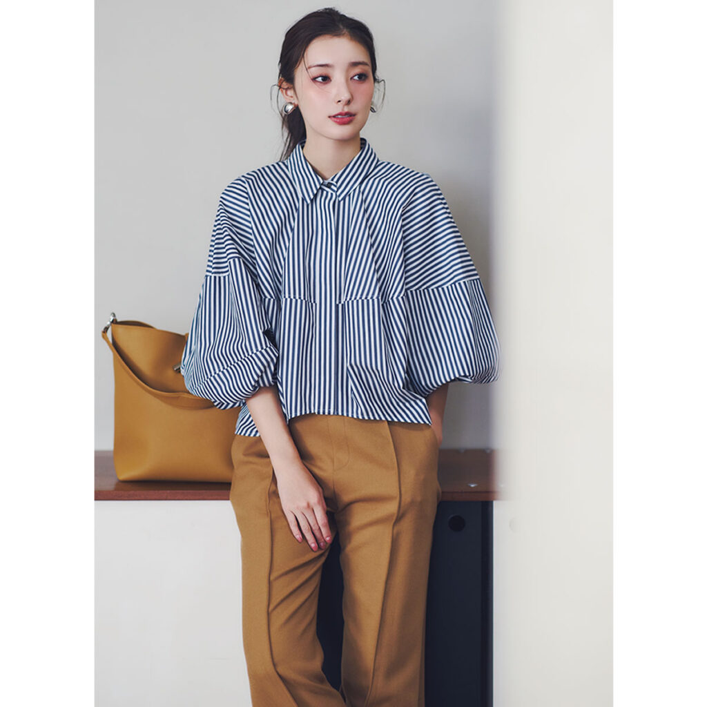 バルーンシルエットのストライプシャツのコーデ