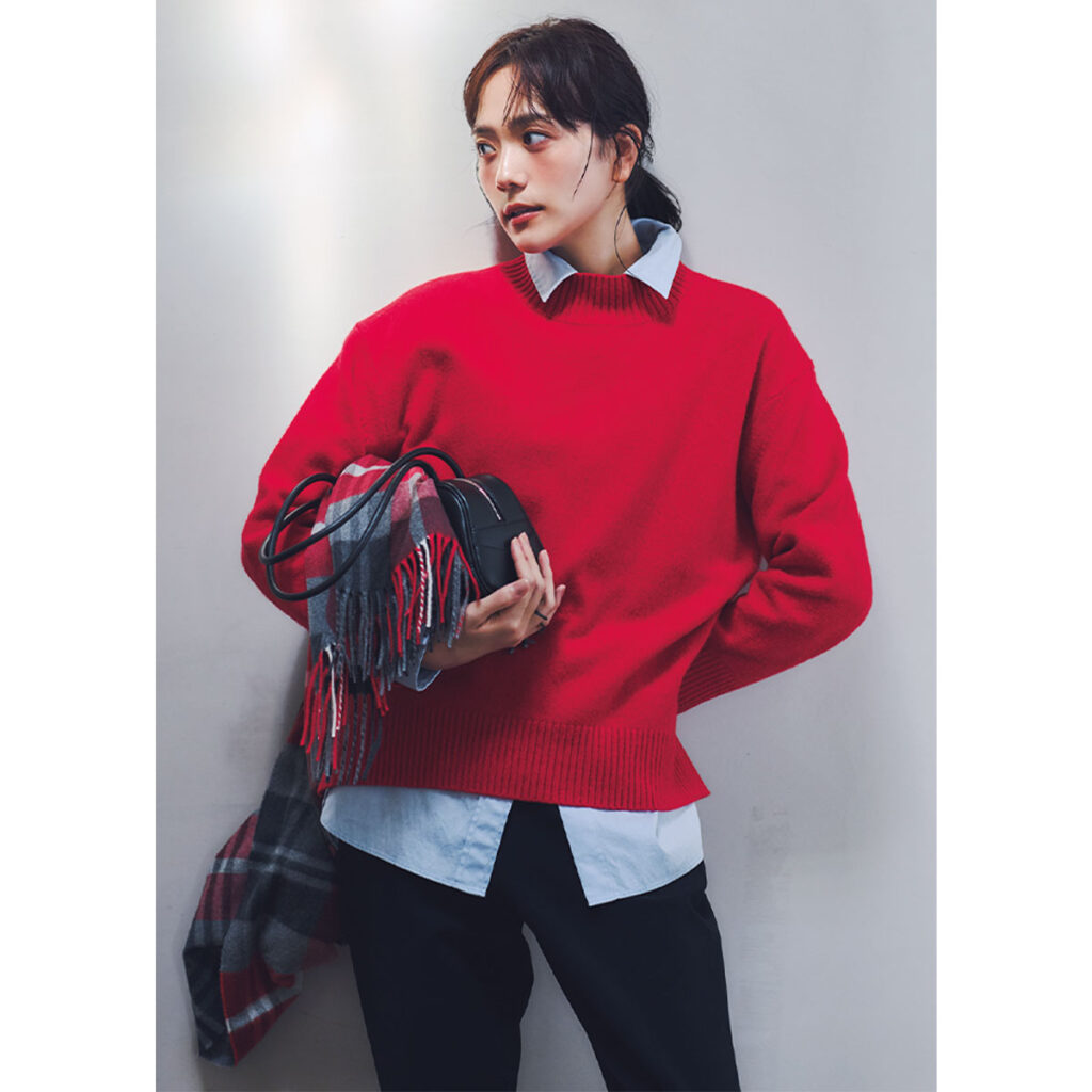 赤ニットとシャツのレイヤードコーデ