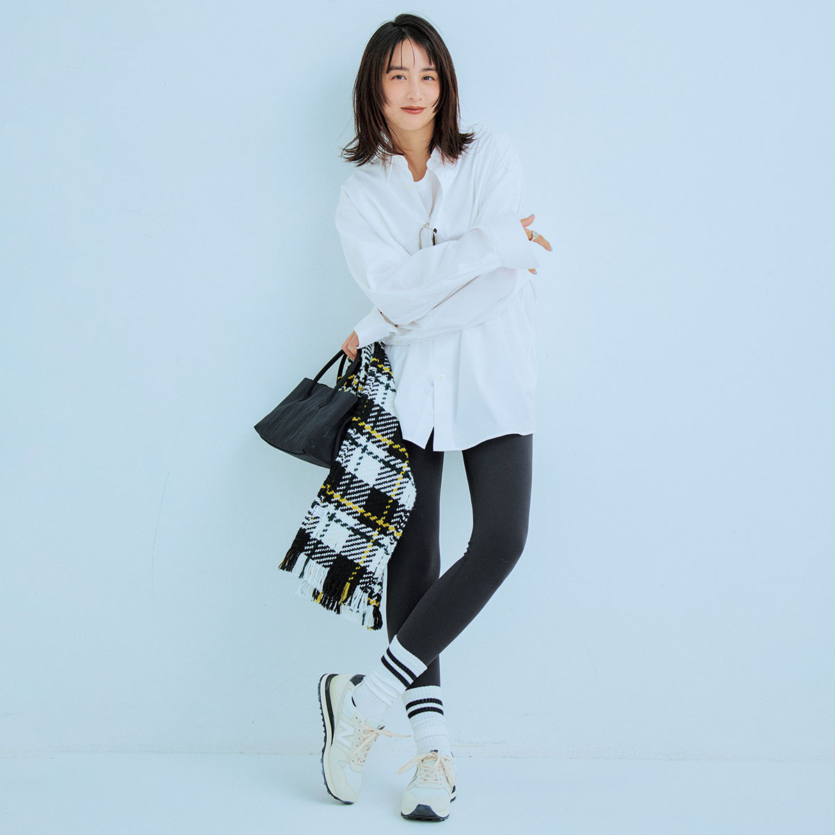 ハリ感ビッグシャツにレギンスのコーデ