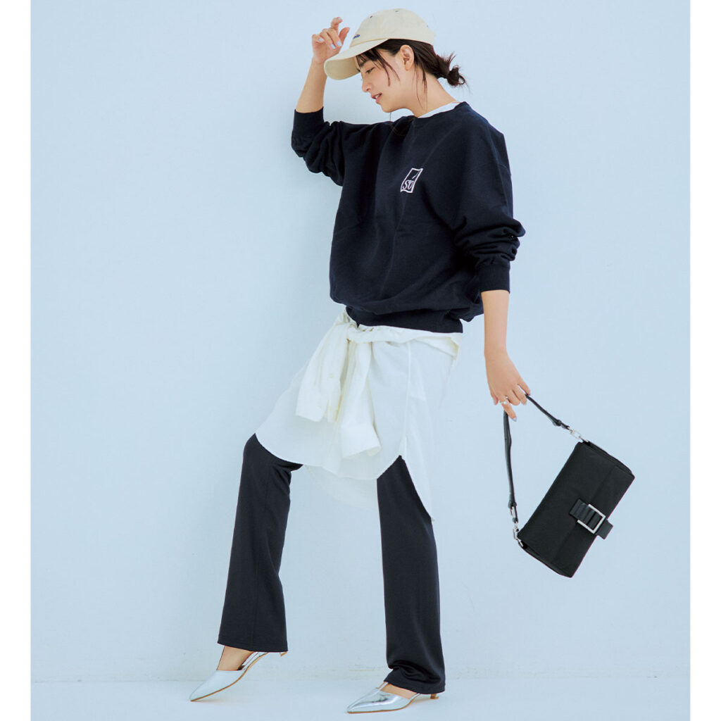 スウェットにシャツの腰巻きにレギンスのコーデ