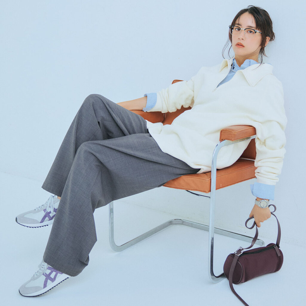 白のハーフジップスウェットにブルーシャツのレイヤードコーデ