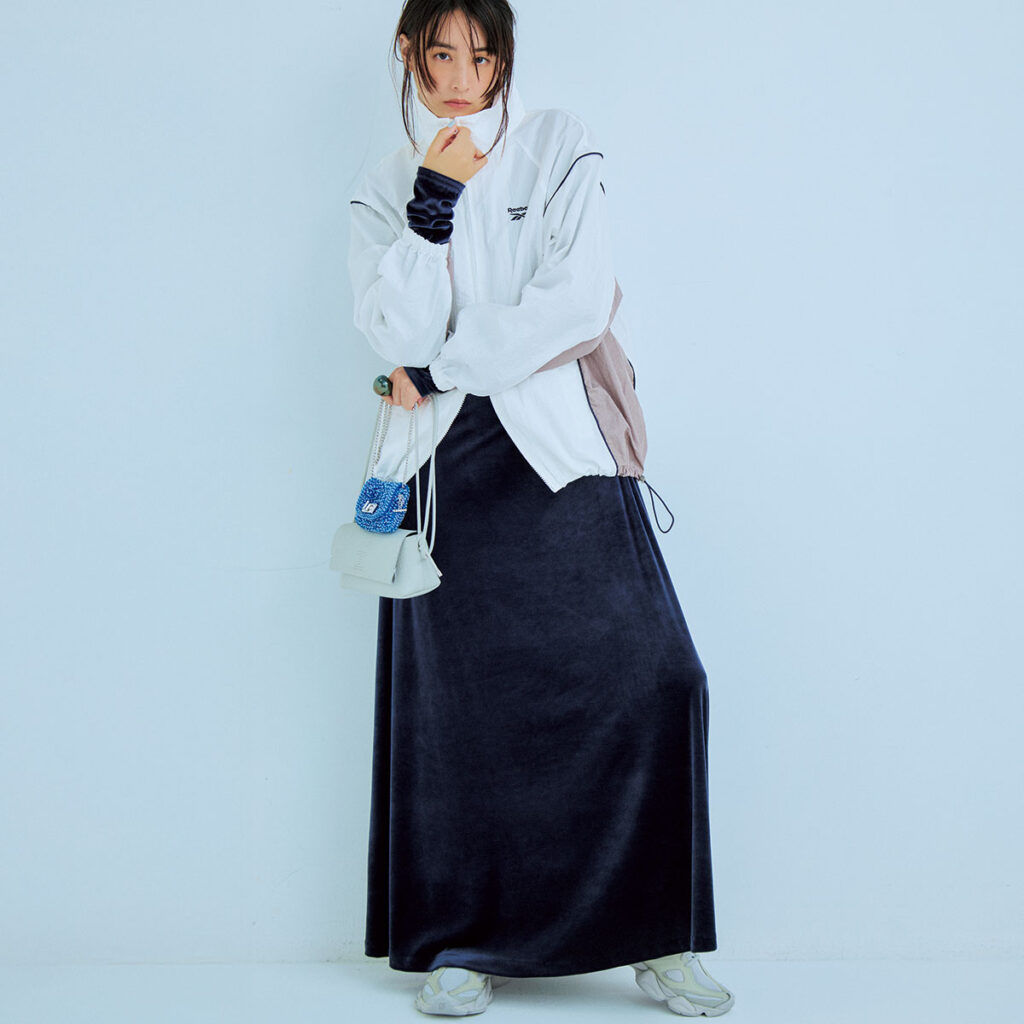 ベロア素材のワンピースに白ブルゾンのコーデ