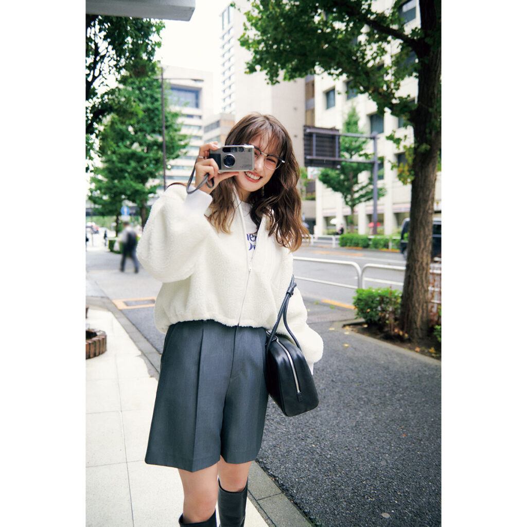 白ボアアウターとハーフパンツのコーデ