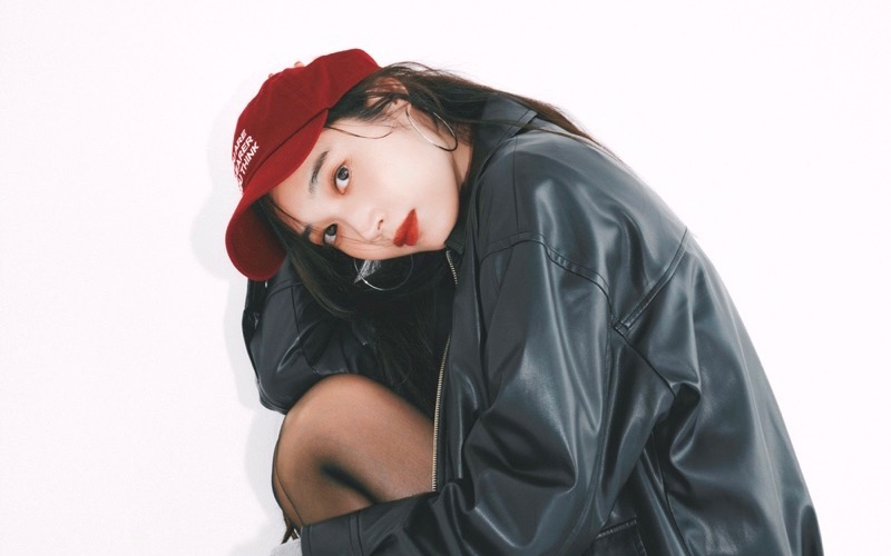 辛口レザーを“大人に上品”に着こなす、意外な秘密は？